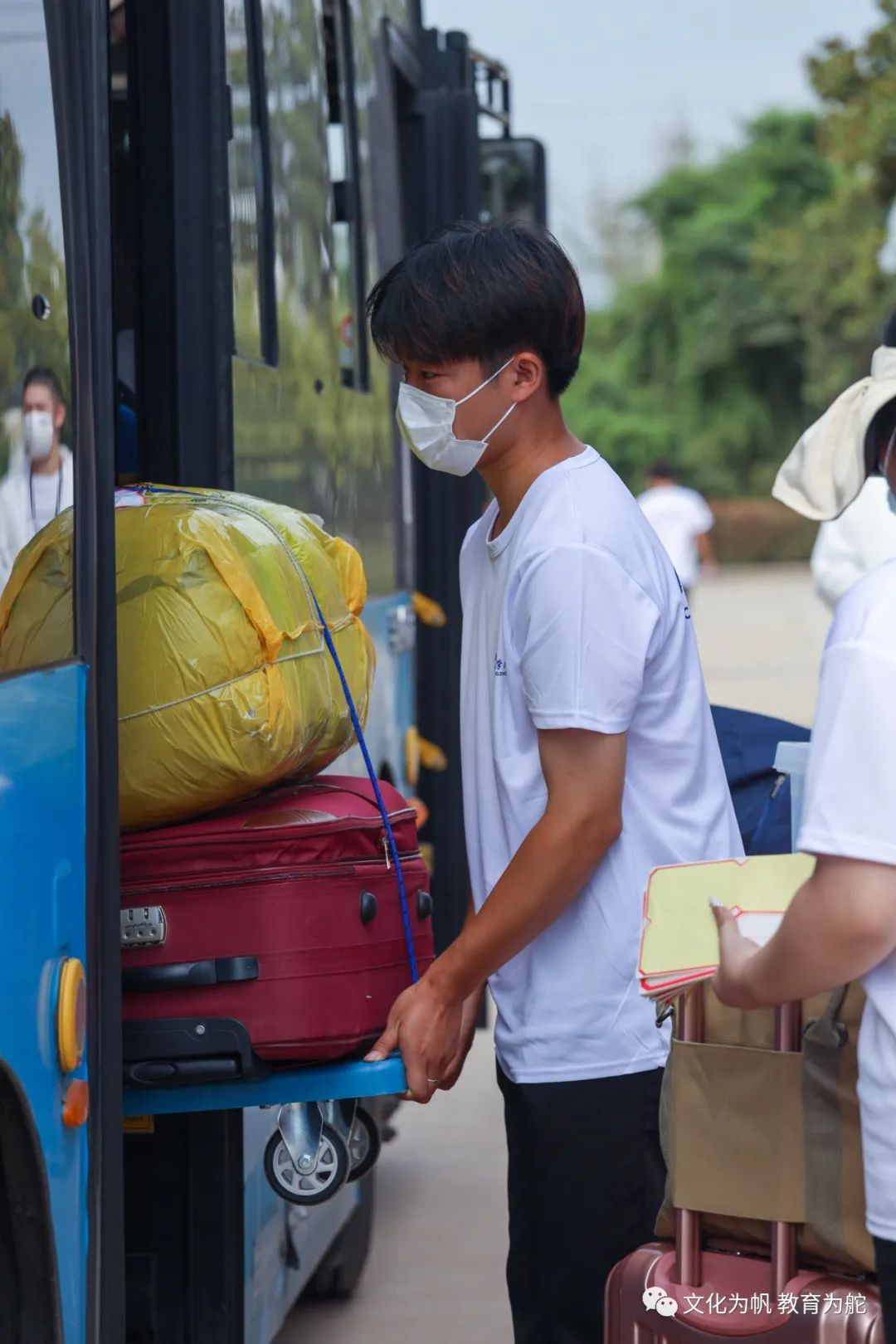 学长为新生搬运行李 学长为新生搬运行李