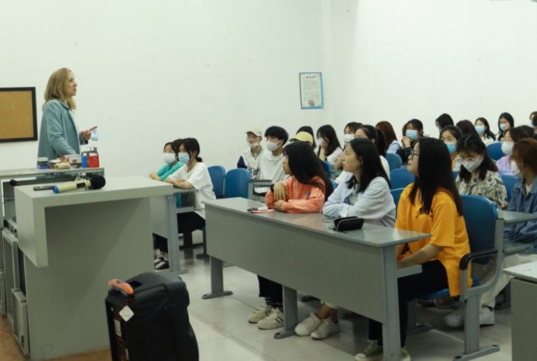 和外籍教师Lauretta共同学唱英文歌 和外籍教师Lauretta共同学唱英文歌