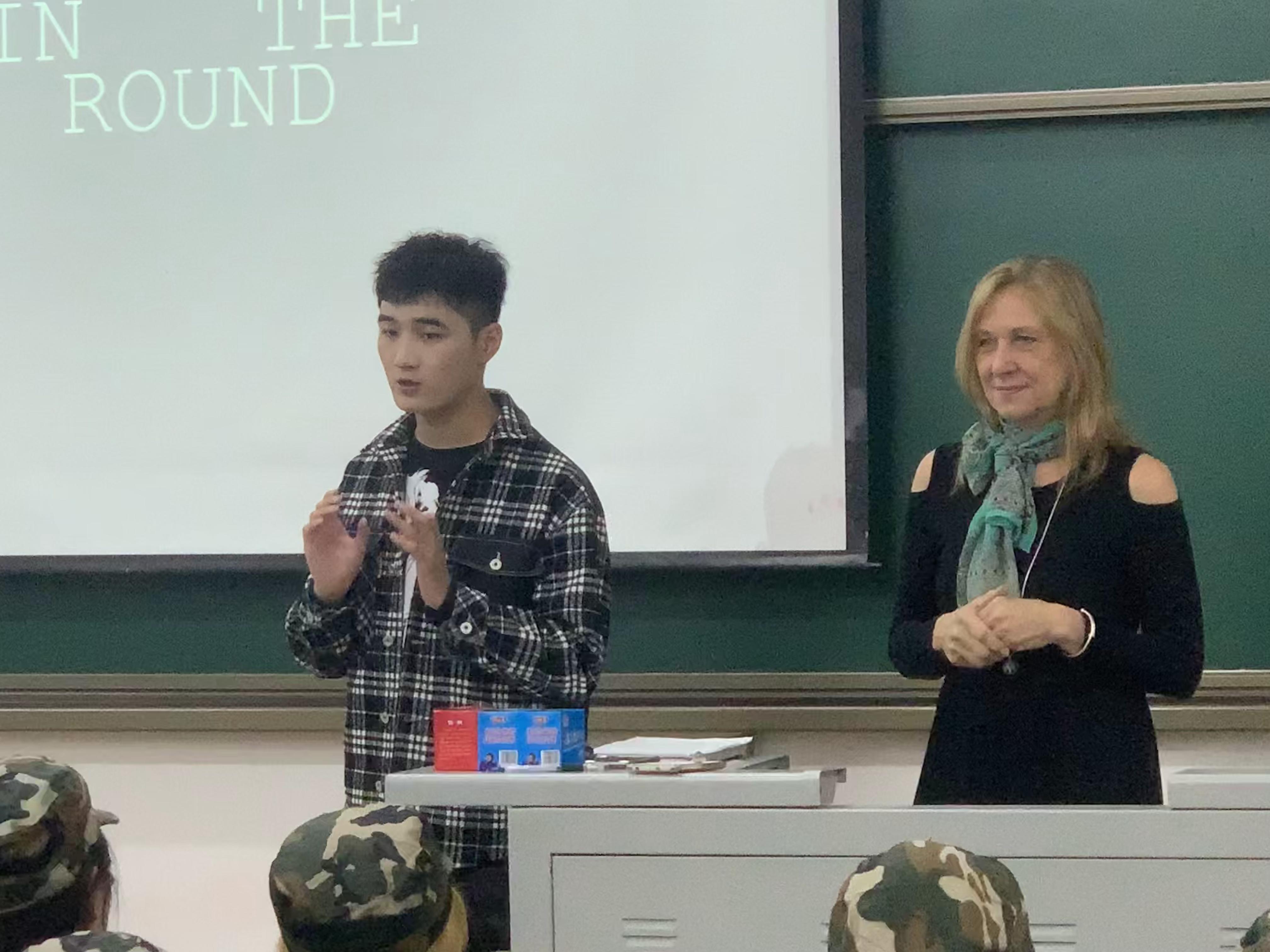 外籍教师Lauretta与学生互动 外籍教师Lauretta与学生互动