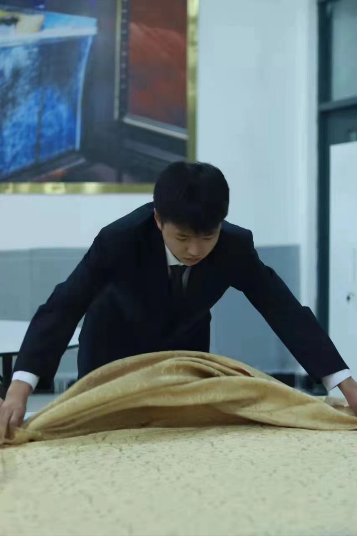 学生在酒店餐饮客房一体式实训室进行摆台练习 学生在酒店餐饮客房一体式实训室进行摆台练习