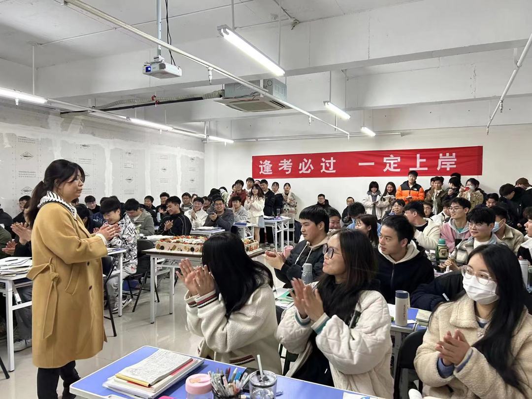 与学生亲切交谈 与学生亲切交谈