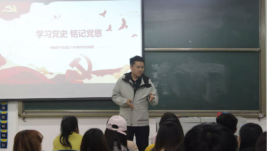 我系学生党支部书记杜祥涛发表讲话 我系学生党支部书记杜祥涛发表讲话