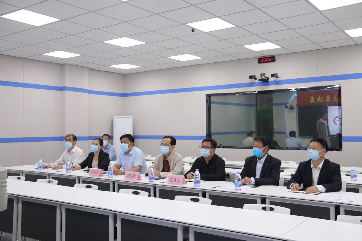 校领导和评委认真观摩听课 校领导和评委认真观摩听课