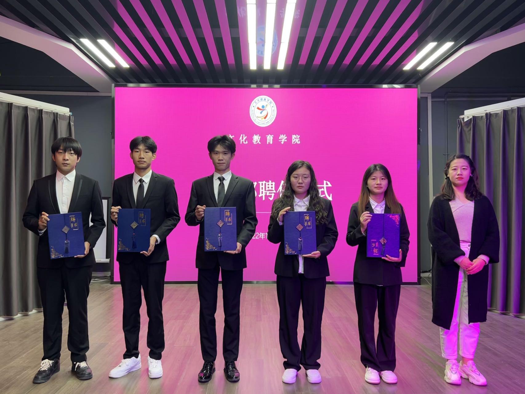 张婉老师为学生颁发聘任证书 张婉老师为学生颁发聘任证书