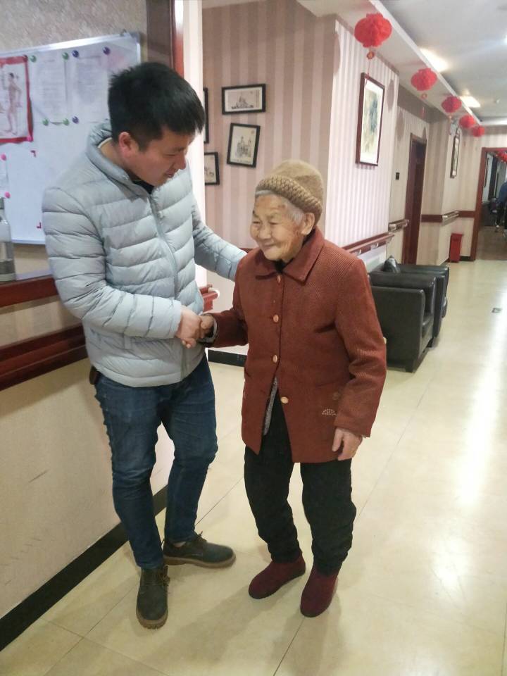 杜祥涛书记亲切慰问老人的身体和生活状况 杜祥涛书记亲切慰问老人的身体和生活状况