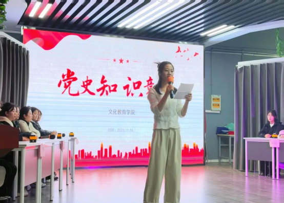 指导老师张婉宣读比赛规则及宣布比赛正式开始 指导老师张婉宣读比赛规则及宣布比赛正式开始