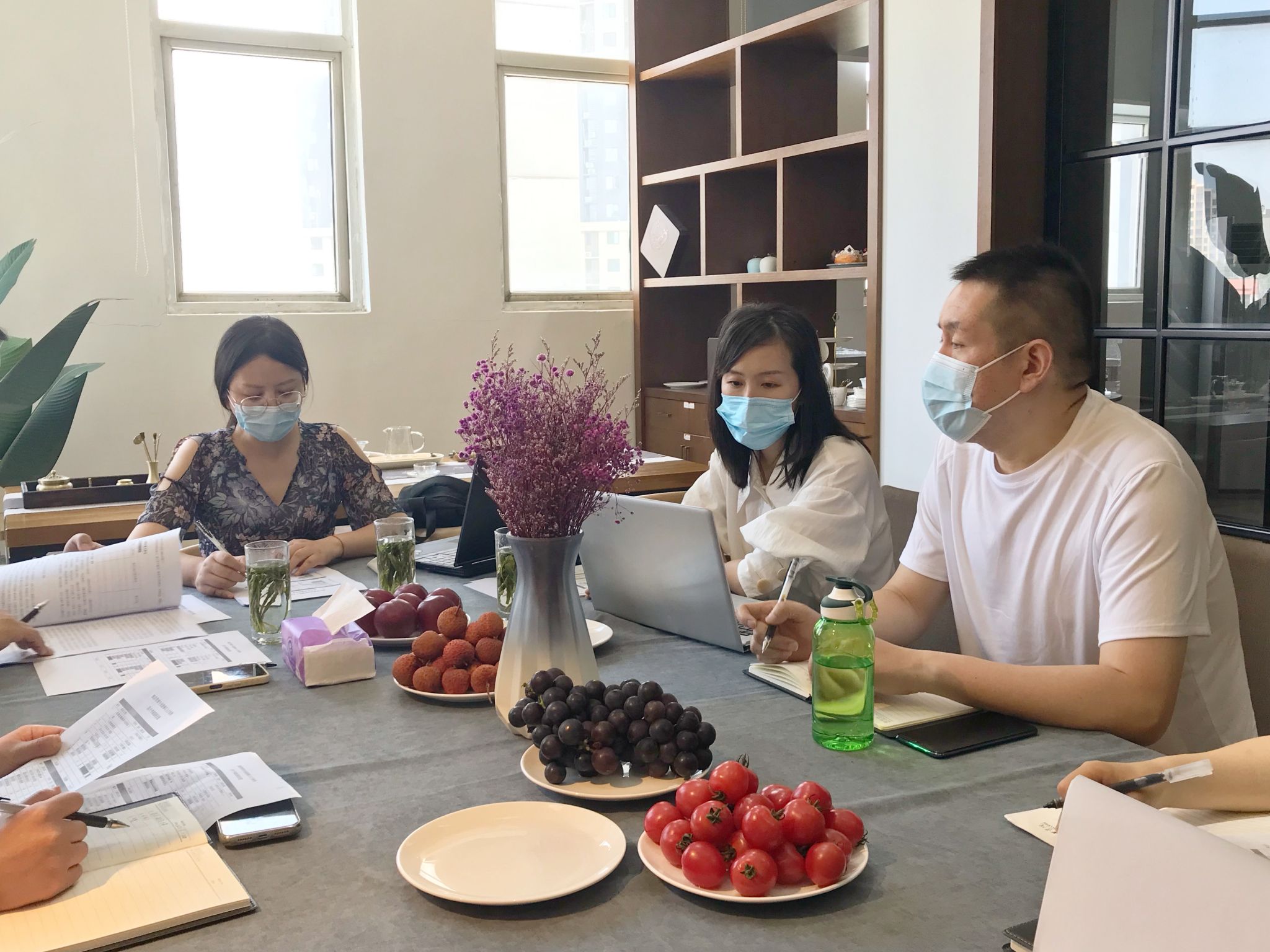 李裔辉副教授提出宝贵意见 李裔辉副教授提出宝贵意见