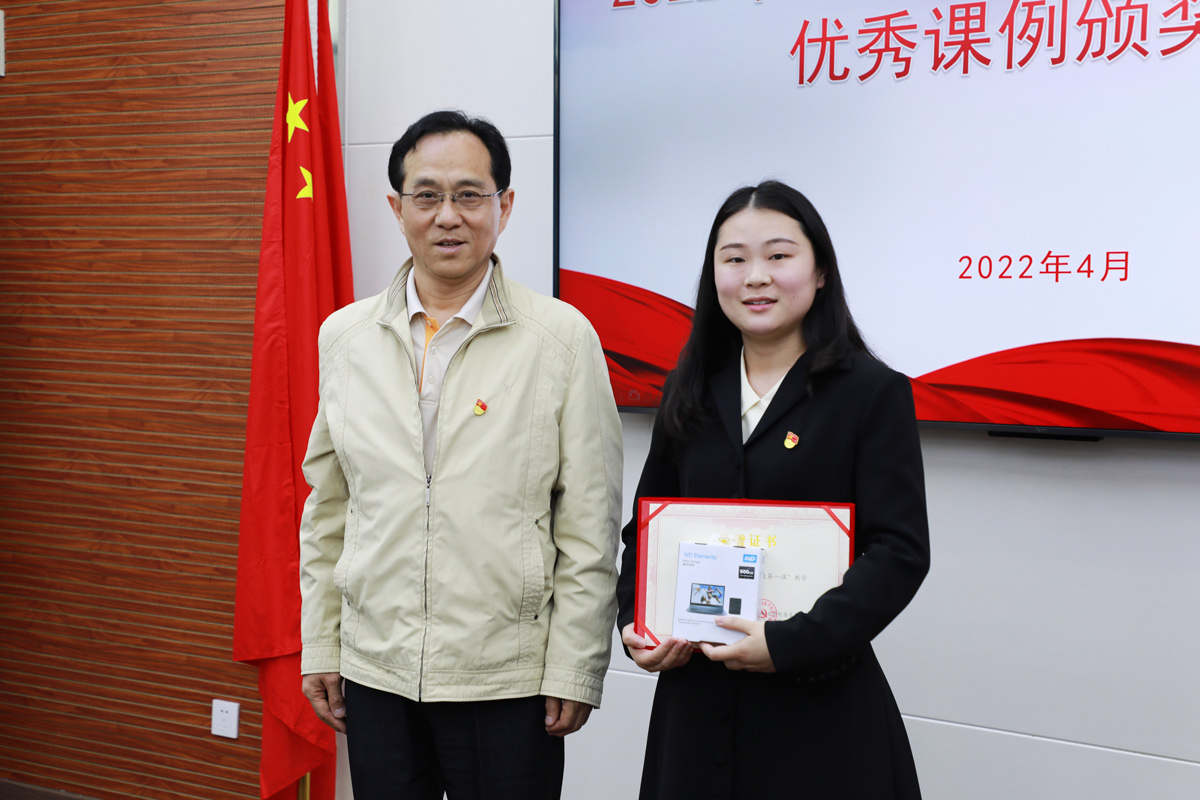 刘昆岭为获奖老师颁奖 刘昆岭为获奖老师颁奖