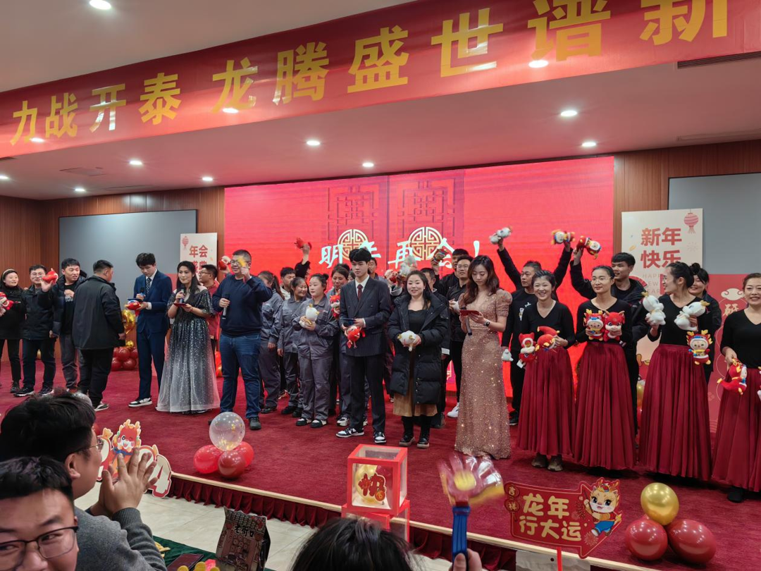 郑州城市职业学院21级耐火材料专业学生参加日照利尔耐材企业元旦晚会表演 郑州城市职业学院21级耐火材料专业学生参加日照利尔耐材企业元旦晚会表演