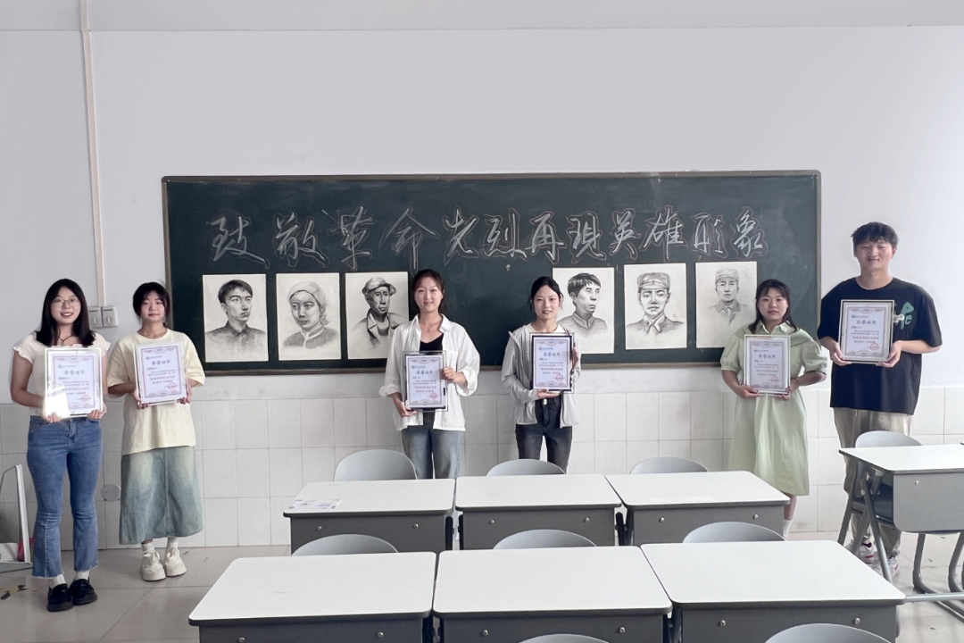 学生志愿者与革命先烈画像合影留念 学生志愿者与革命先烈画像合影留念