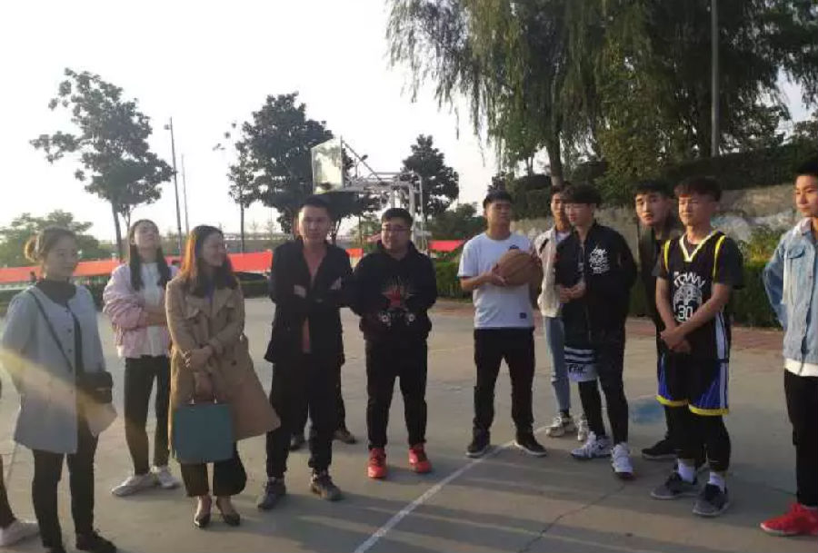 系部领导以及各辅导员老师看望篮球比赛队员 系部领导以及各辅导员老师看望篮球比赛队员