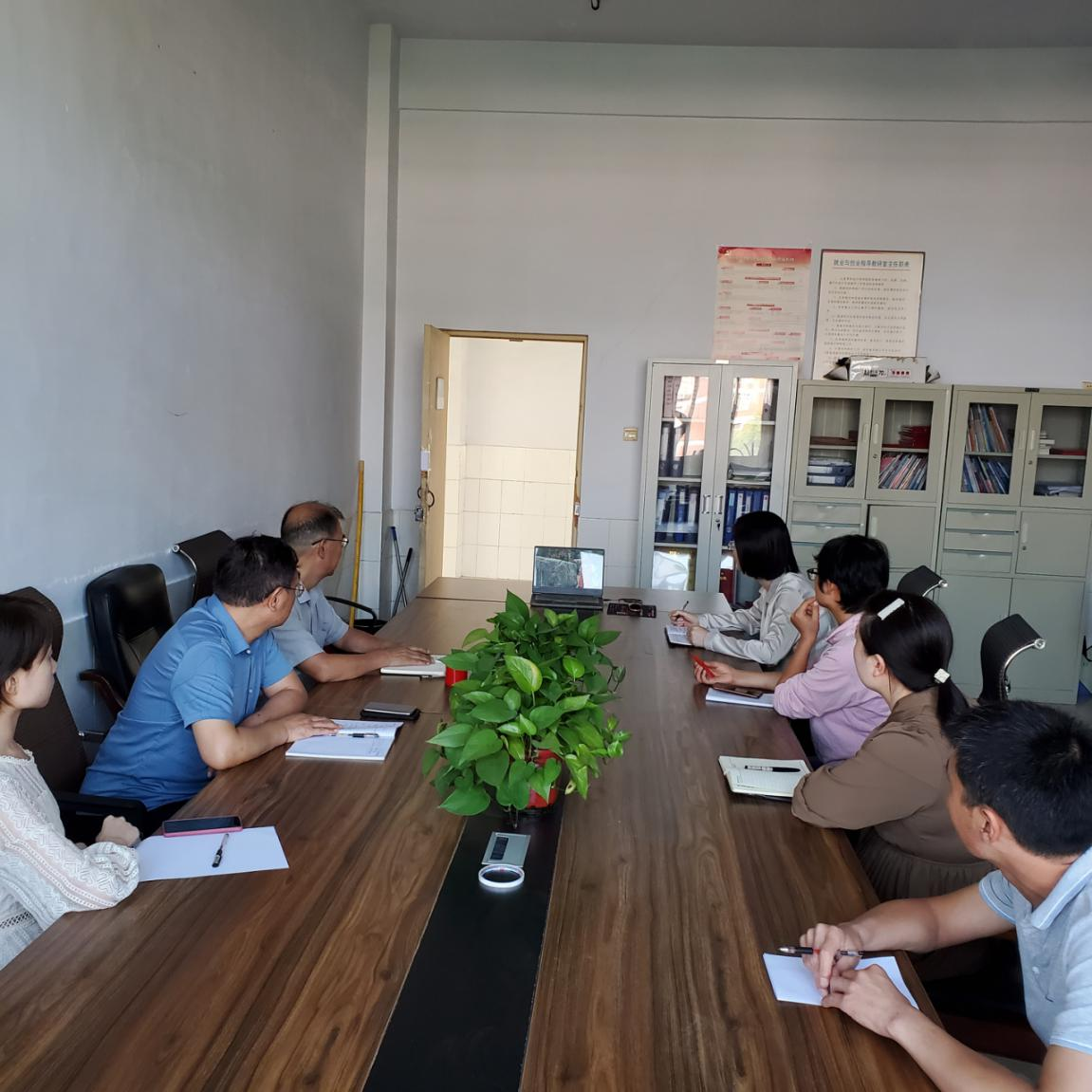 收看专题思政课 收看专题思政课