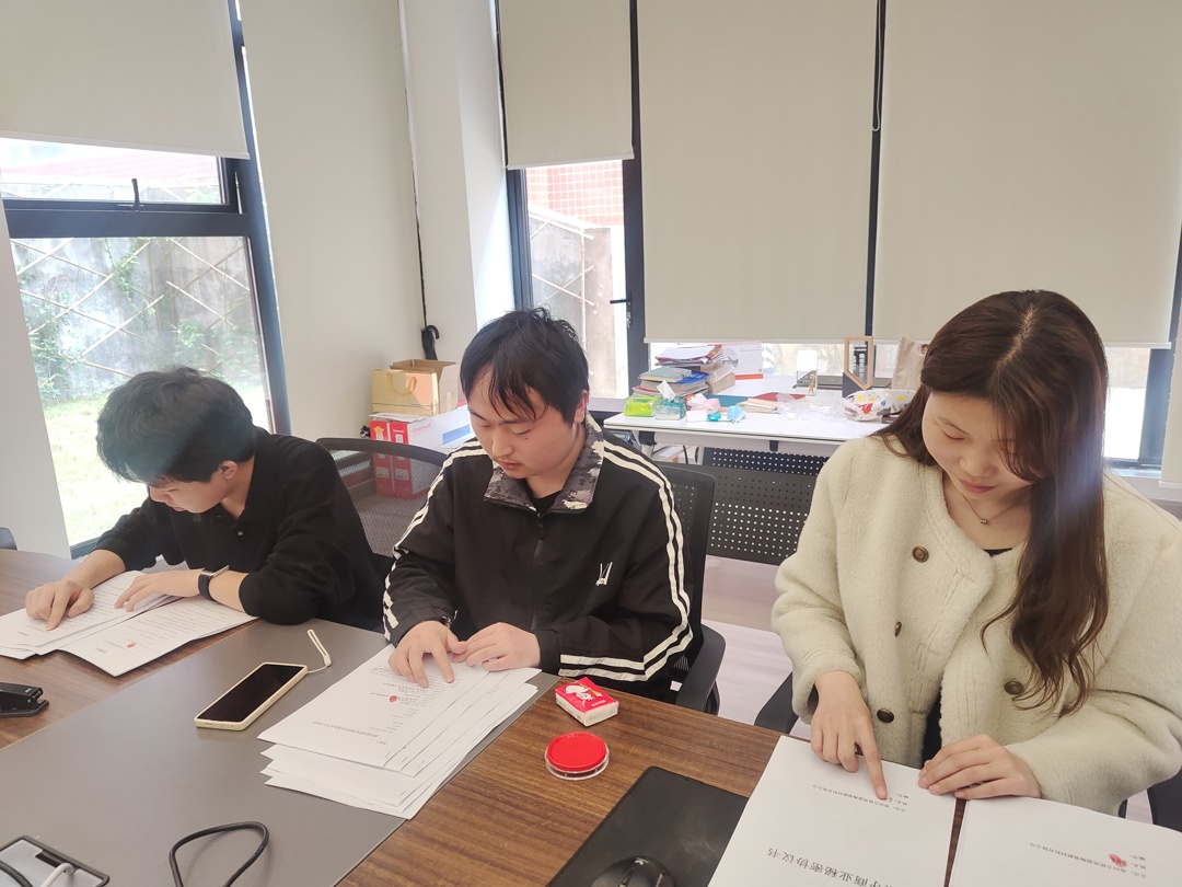 郑州城市职业学院耐火材料专业第一批学生签顶岗实习三方协议 郑州城市职业学院耐火材料专业第一批学生签顶岗实习三方协议