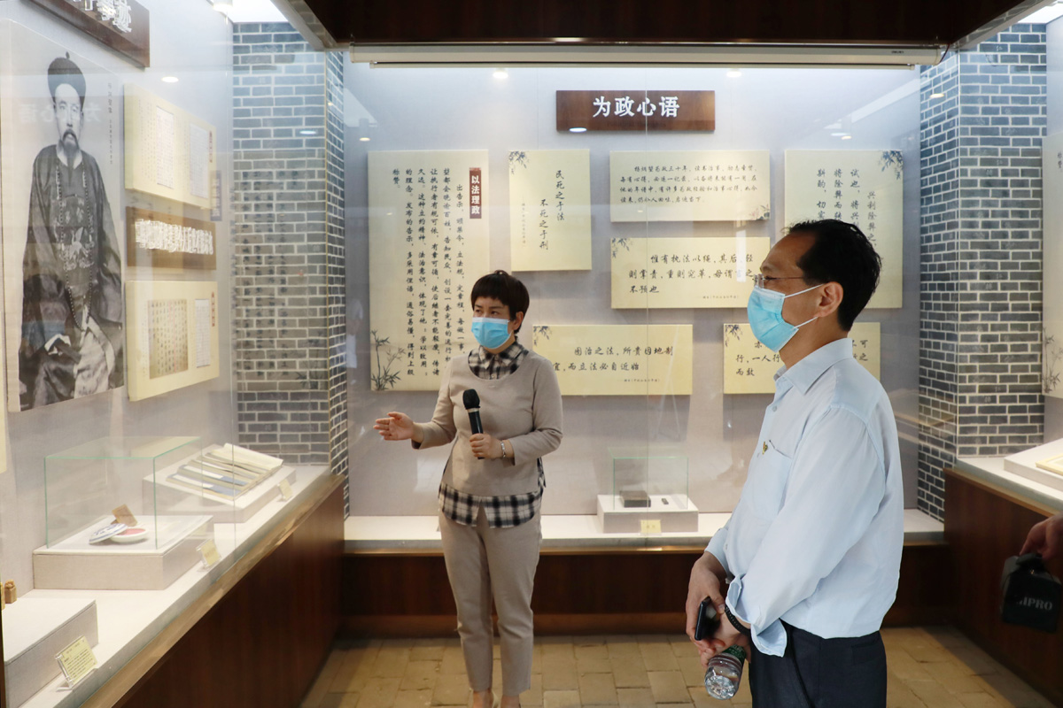 大家跟随讲解员参观学习 大家跟随讲解员参观学习