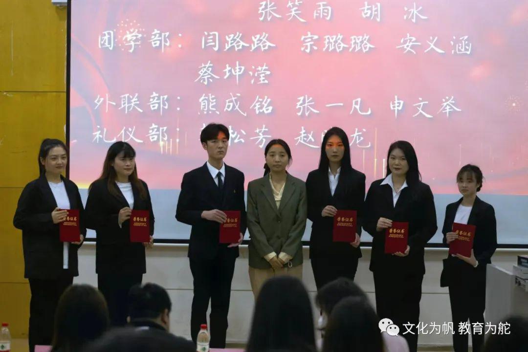 辅导员老师依次为优秀成员颁发荣誉证书 辅导员老师依次为优秀成员颁发荣誉证书