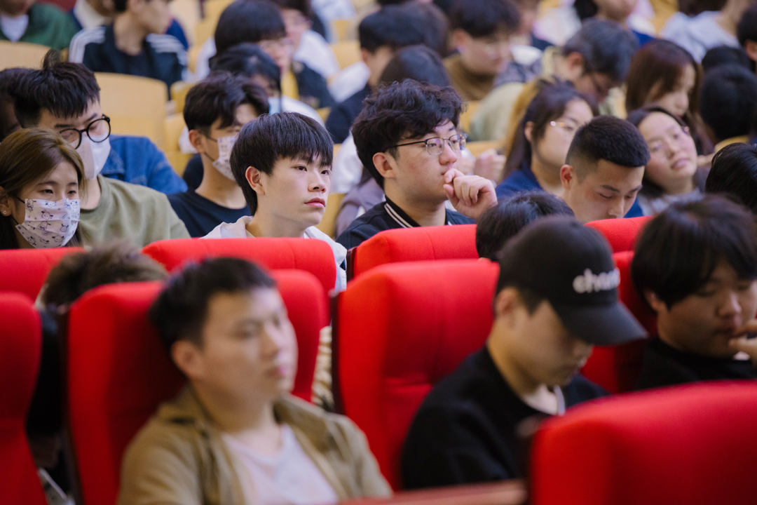 同学认真听讲 同学认真听讲