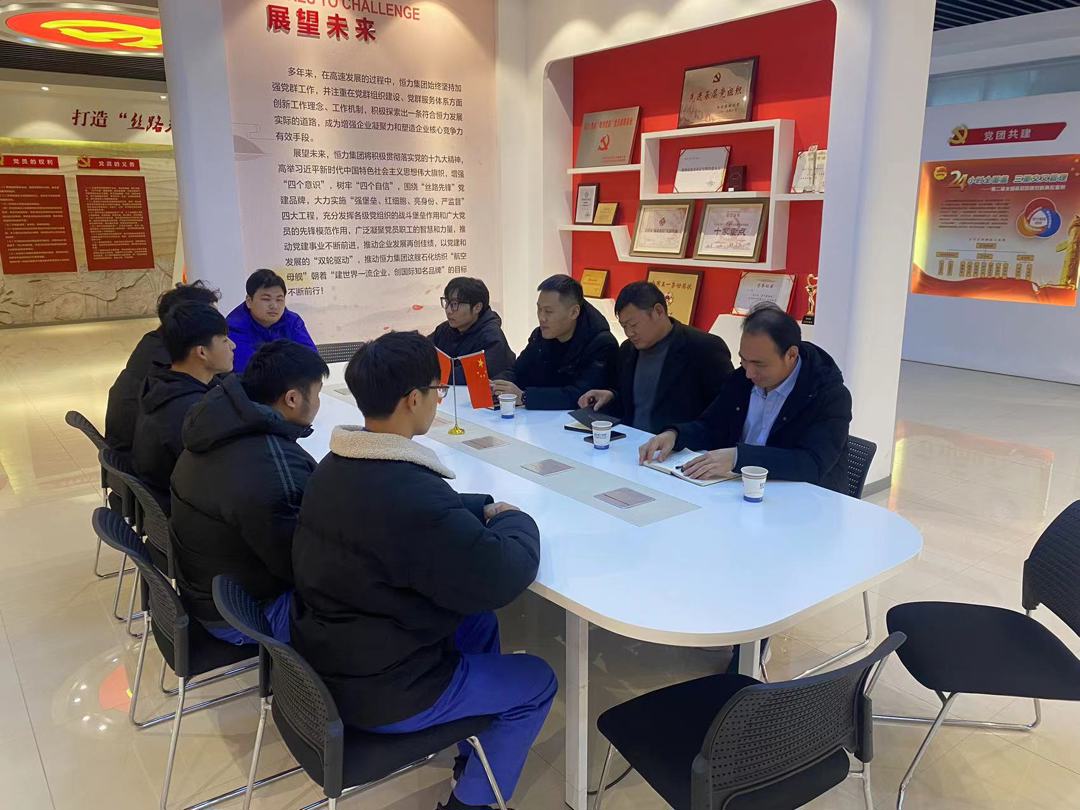 与学院实习学生交流1 与学院实习学生交流1