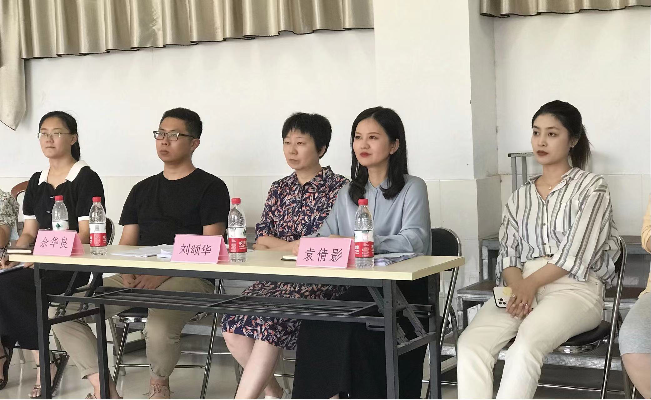 刘颂华为参加全国学前教育技能大赛的两位选手进行赛项指导 刘颂华为参加全国学前教育技能大赛的两位选手进行赛项指导