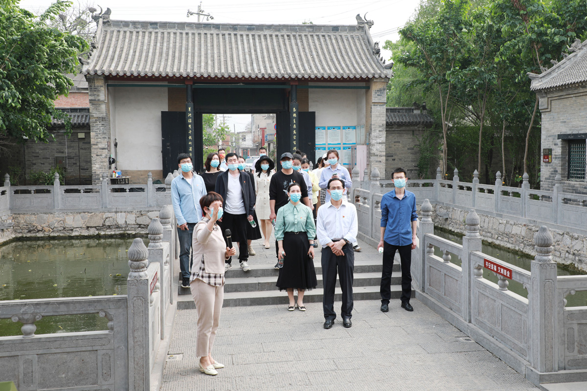 大家跟随讲解员参观学习 大家跟随讲解员参观学习