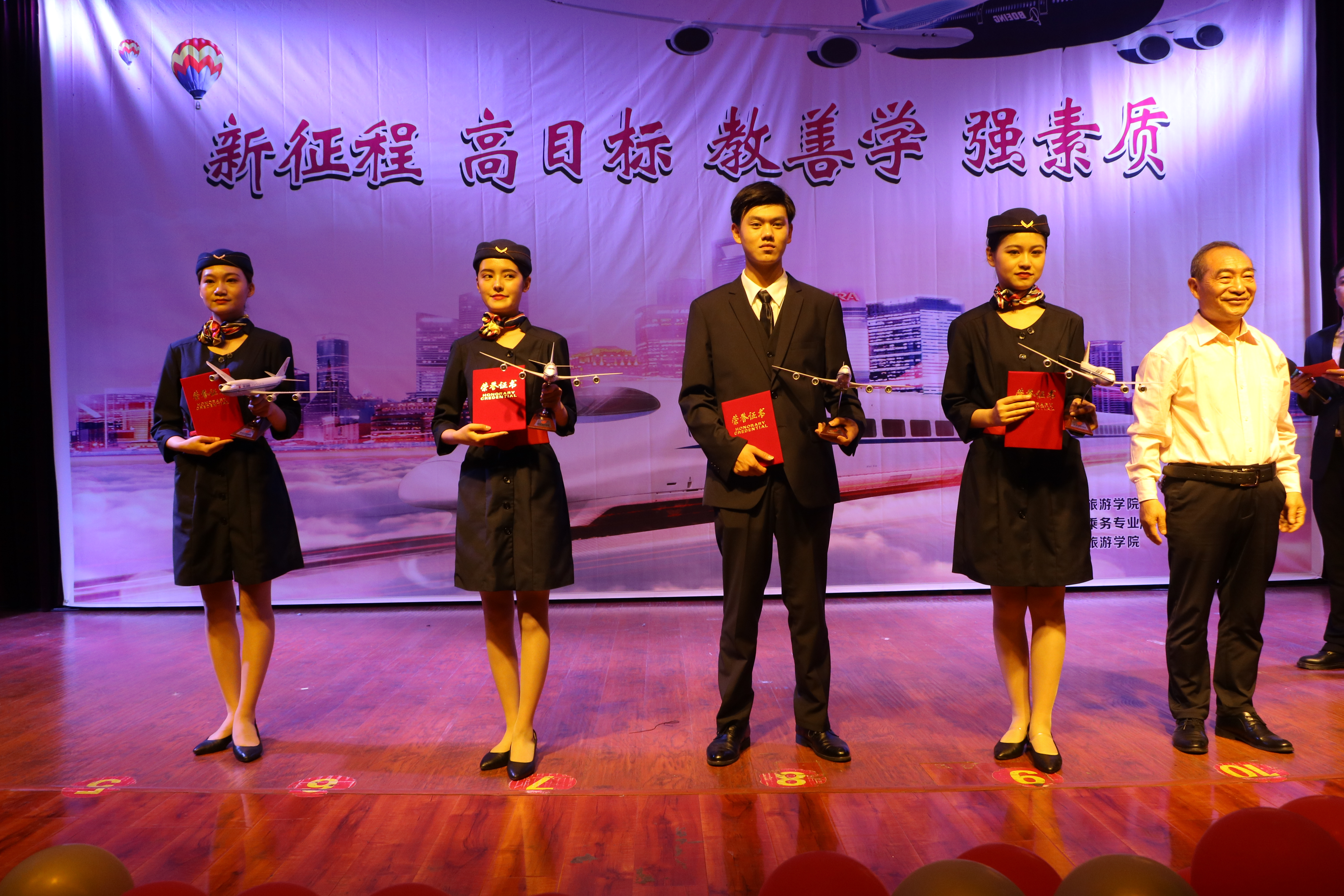 校党委副书记王依选颁发一等奖 校党委副书记王依选颁发一等奖