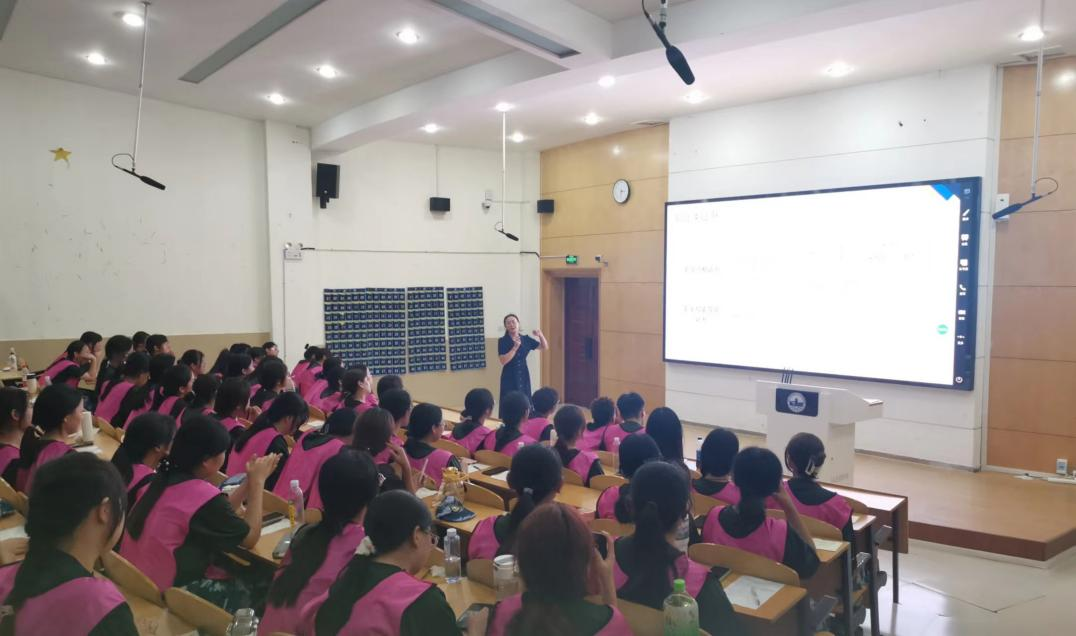 学前教育系教师张雪瑞做专业介绍 学前教育系教师张雪瑞做专业介绍