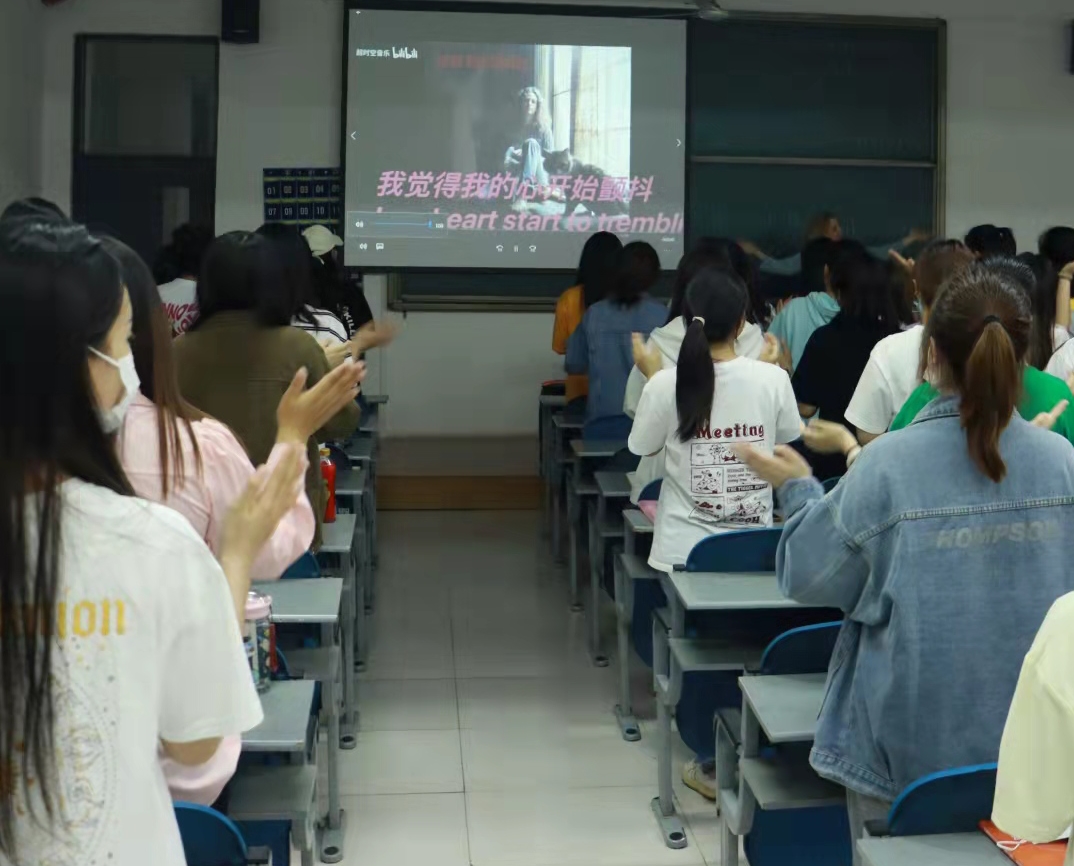 和外籍教师Lauretta共同学唱英文歌 和外籍教师Lauretta共同学唱英文歌