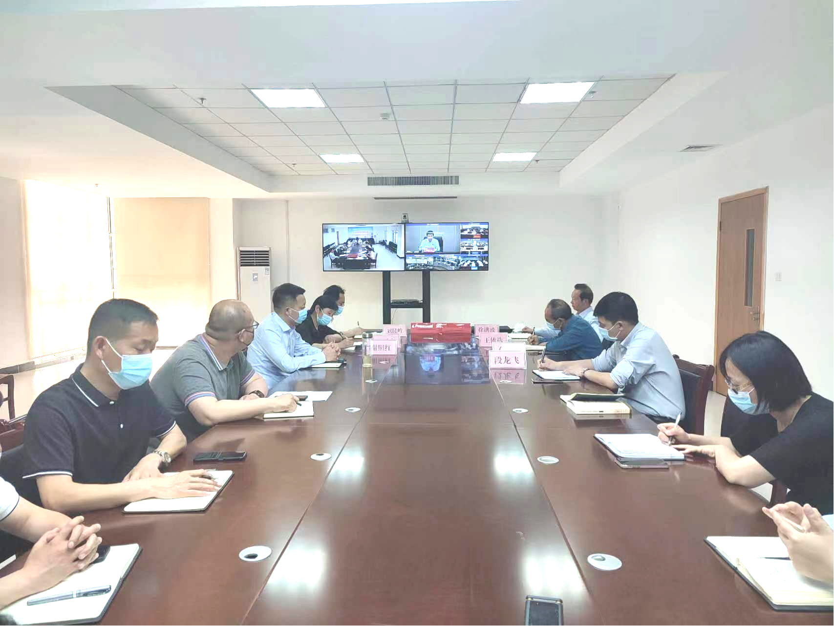 校领导和疫情防控工作领导小组1办11专班负责人在图书馆三楼视频会议室参加会议 校领导和疫情防控工作领导小组1办11专班负责人在图书馆三楼视频会议室参加会议