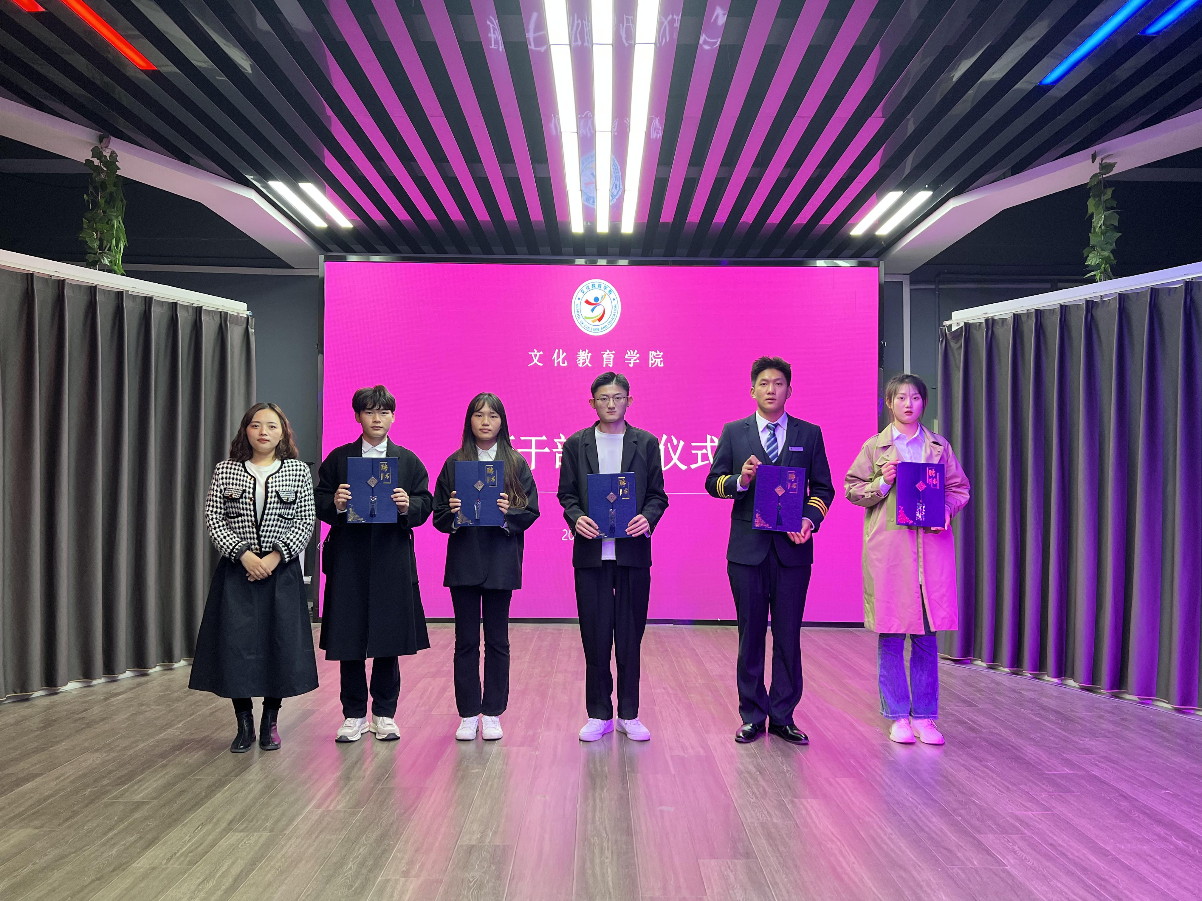 董沙沙老师为学生颁发聘任证书 董沙沙老师为学生颁发聘任证书