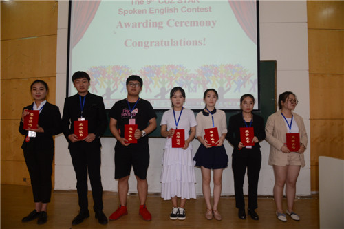 Svetlana老师为三等奖选手颁奖 Svetlana老师为三等奖选手颁奖