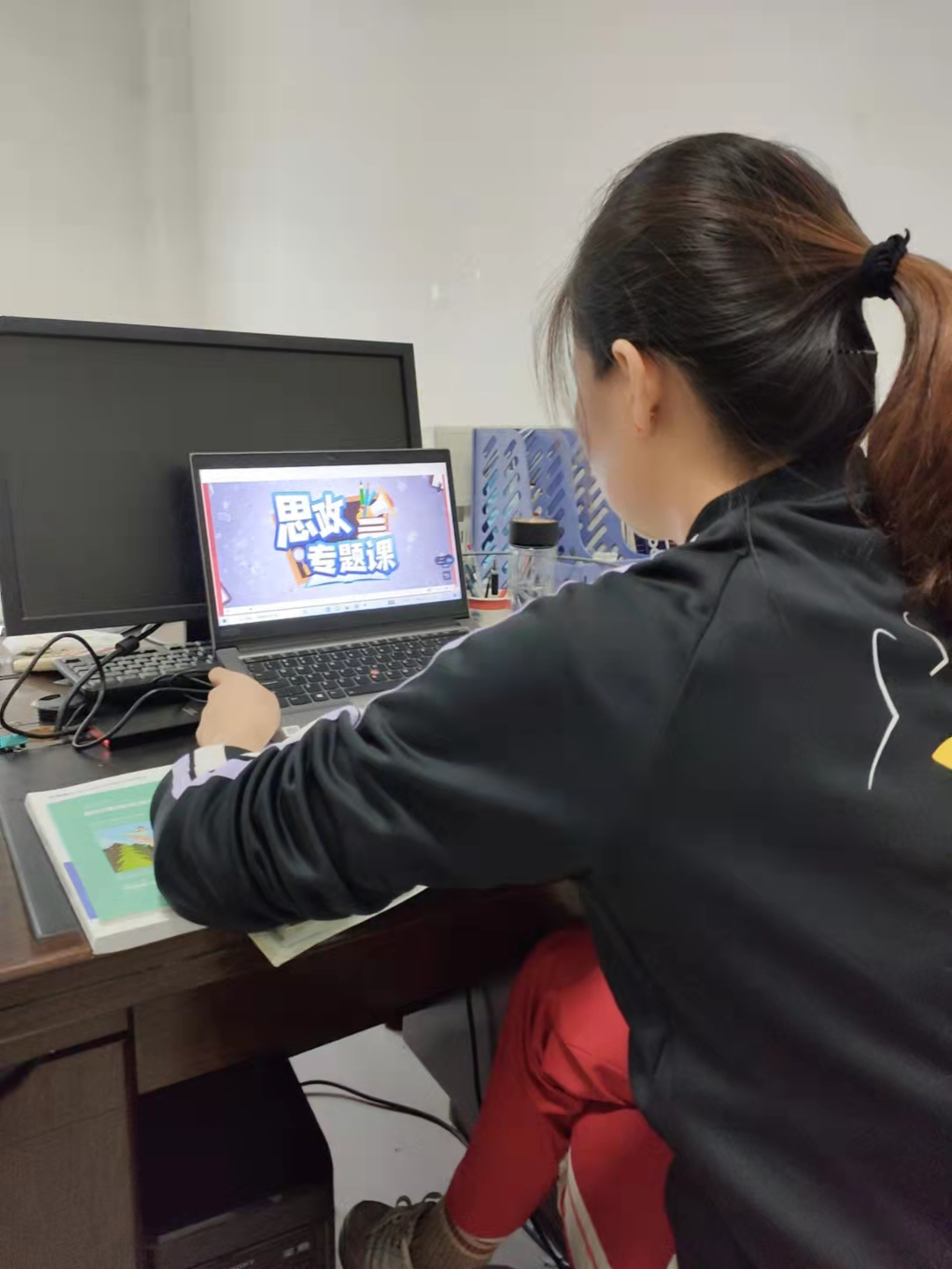 收看专题思政课 收看专题思政课