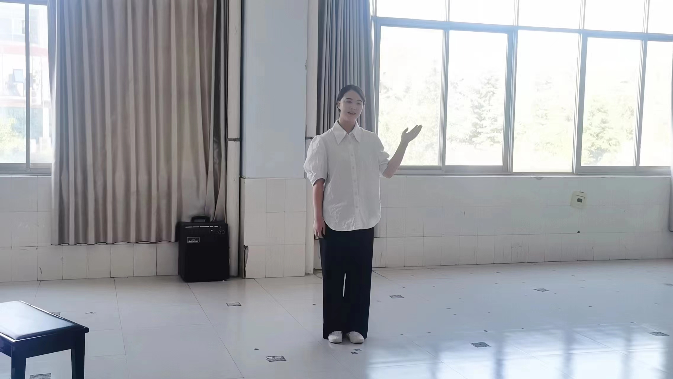 刘颂华为参加全国学前教育技能大赛的两位选手进行赛项指导 刘颂华为参加全国学前教育技能大赛的两位选手进行赛项指导