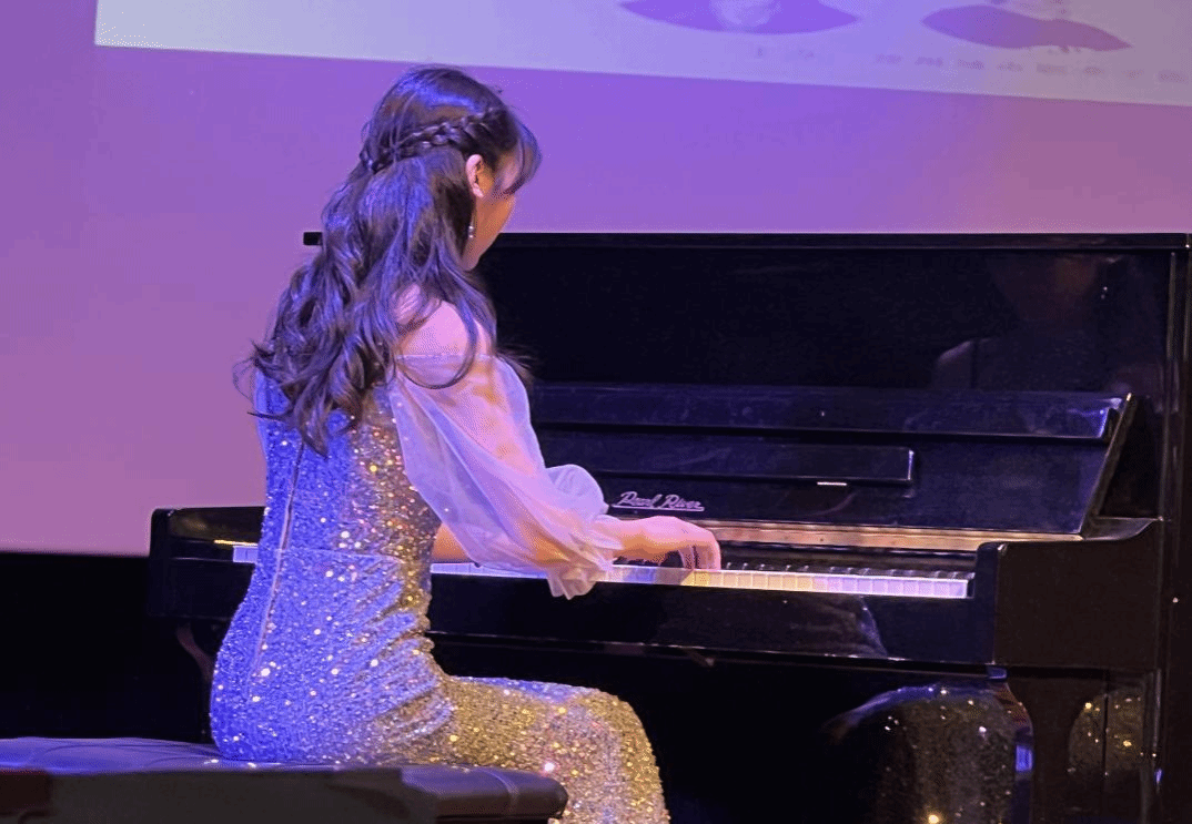 郑湘怡同学演奏《莫扎特C大调钢琴奏鸣曲》 郑湘怡同学演奏《莫扎特C大调钢琴奏鸣曲》