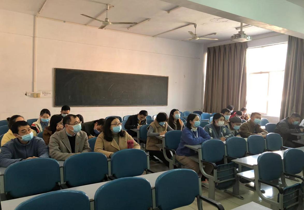 商学院党员认真聆听 商学院党员认真聆听