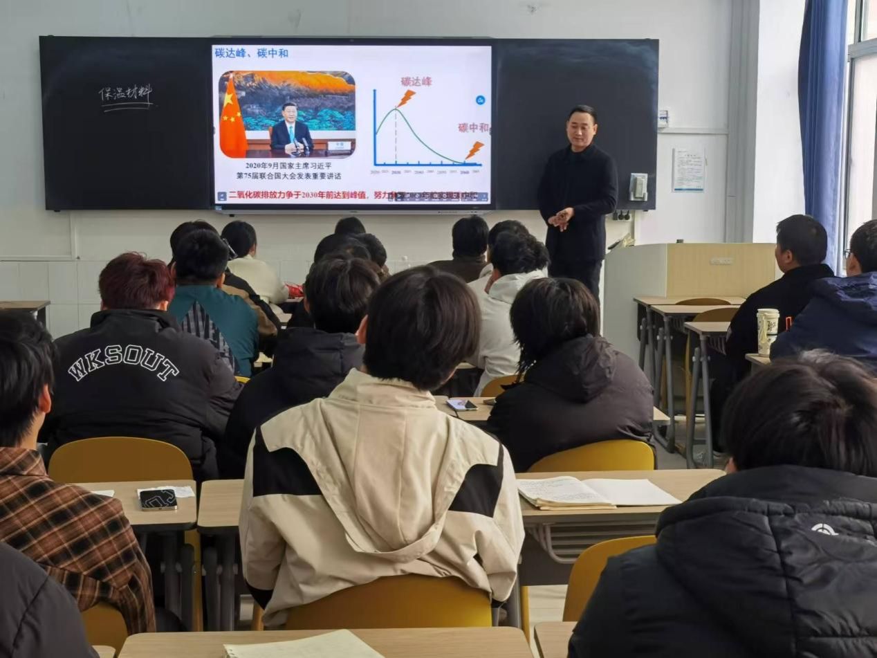 耐火材料专家李耀征给学生授课