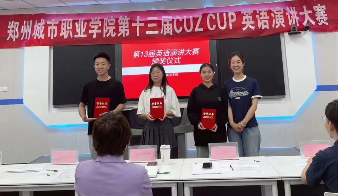 朱西老师为三等奖获得者潘亚迪、马艺蒙和王子葳颁奖 朱西老师为三等奖获得者潘亚迪、马艺蒙和王子葳颁奖