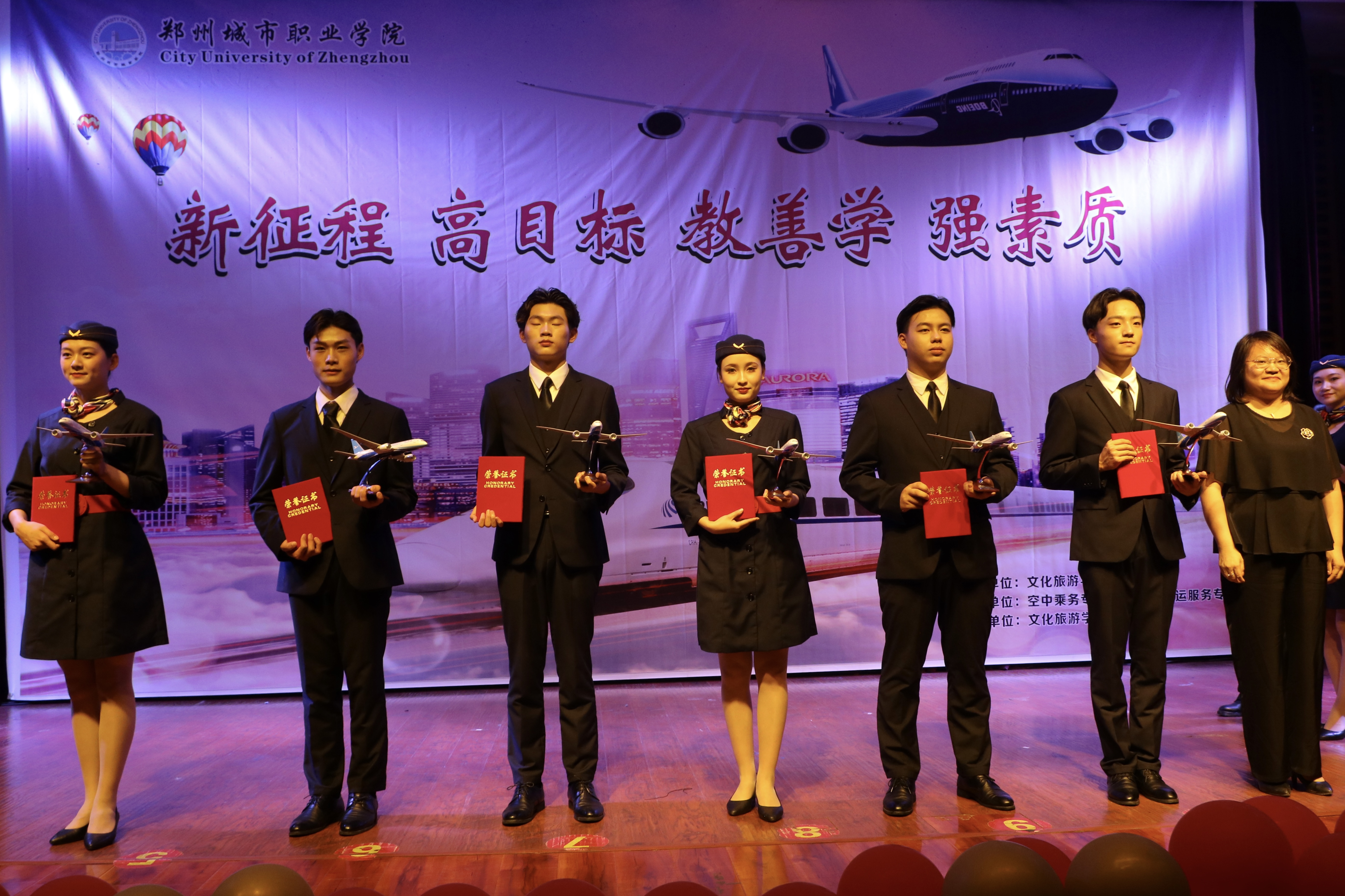 院长助理、后勤处处长张艳珂颁发三等奖 院长助理、后勤处处长张艳珂颁发三等奖