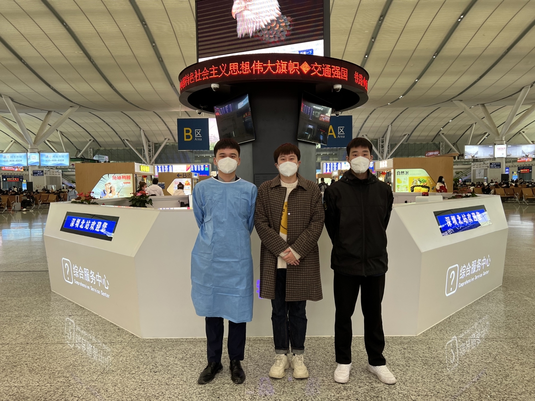 在深圳北站实习的学生与付士桐老师合影 在深圳北站实习的学生与付士桐老师合影