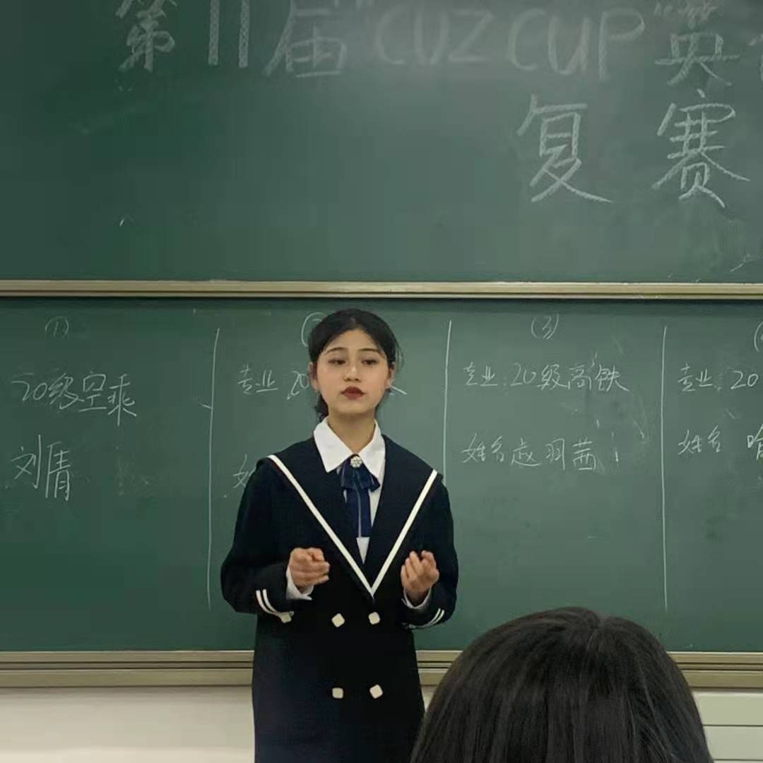 同学们正在进行紧张的演讲.jpg 同学们正在进行紧张的演讲.jpg