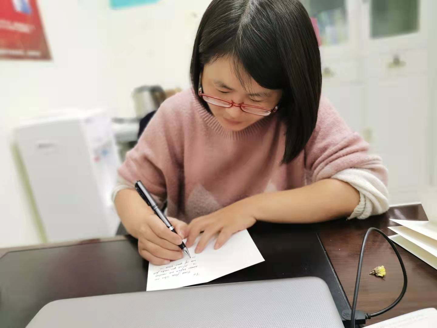 郭春林老师为学生手写贺卡留念 郭春林老师为学生手写贺卡留念
