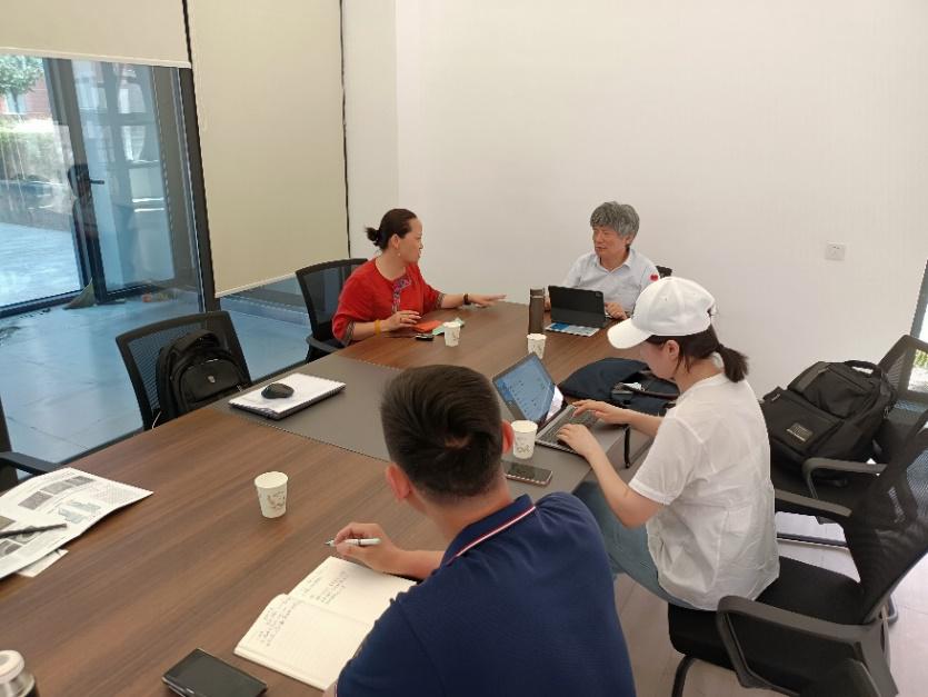 郑州真金耐火材料有限责任公司宋彩虹总经理一行在实验室座谈 郑州真金耐火材料有限责任公司宋彩虹总经理一行在实验室座谈