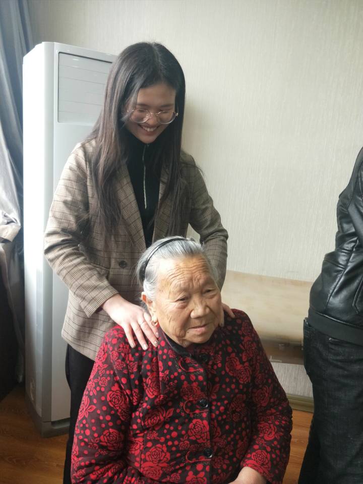 志愿者同学为老人们捏肩捶背、嘘寒问暖 志愿者同学为老人们捏肩捶背、嘘寒问暖