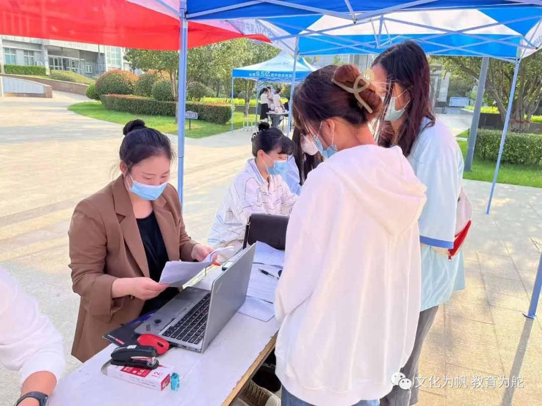 学生返校报到现场 学生返校报到现场