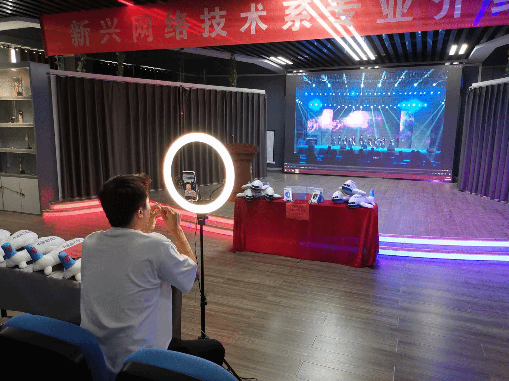 辅导员老师付士桐主持会议 辅导员老师付士桐主持会议