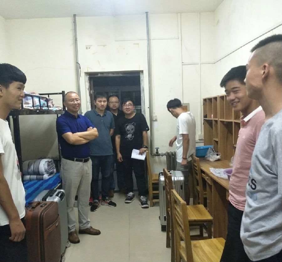 郑光辉副主任带领我系老师检查学生住宿情况 郑光辉副主任带领我系老师检查学生住宿情况