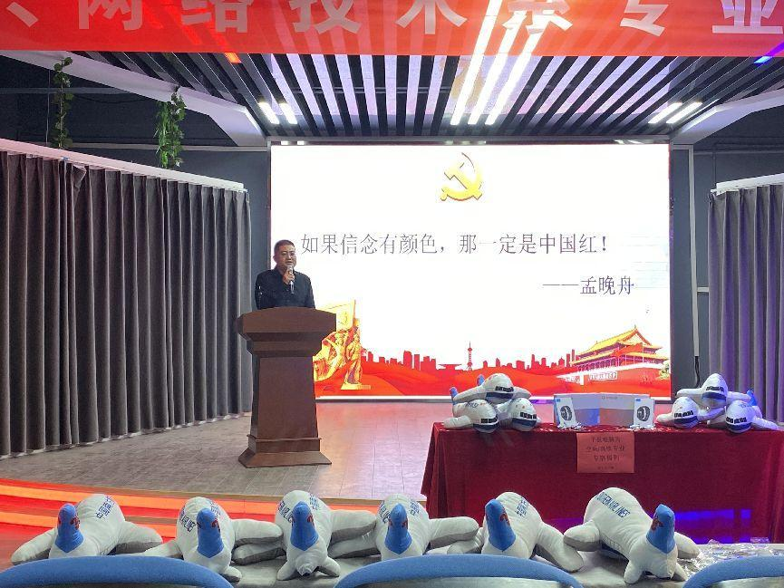 文化教育学院副主任杨俊做总结发言 文化教育学院副主任杨俊做总结发言