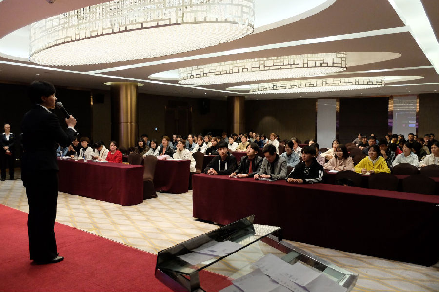 酒店人才文化事业部张菁华经理给学生宣讲企业文化 酒店人才文化事业部张菁华经理给学生宣讲企业文化