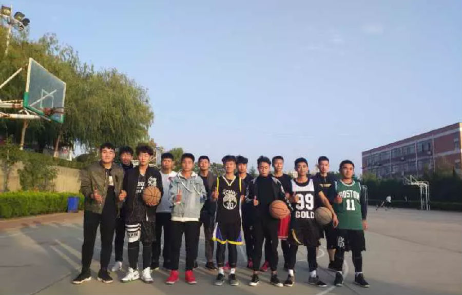 2017级、2018级大二和大一队篮球赛队员合影 2017级、2018级大二和大一队篮球赛队员合影