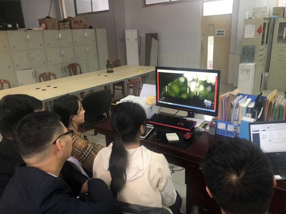 收看专题思政课 收看专题思政课