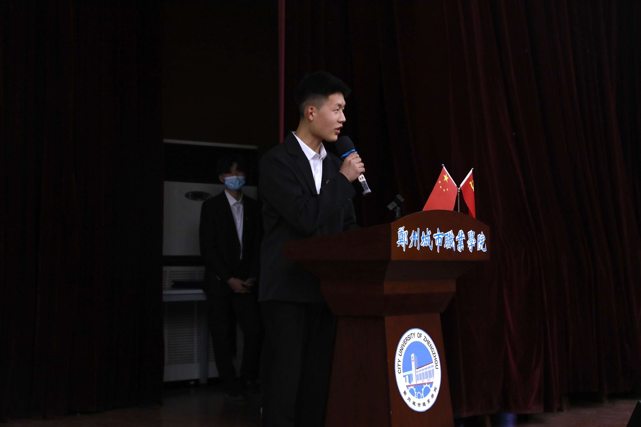 商学院学子路亚龙 商学院学子路亚龙