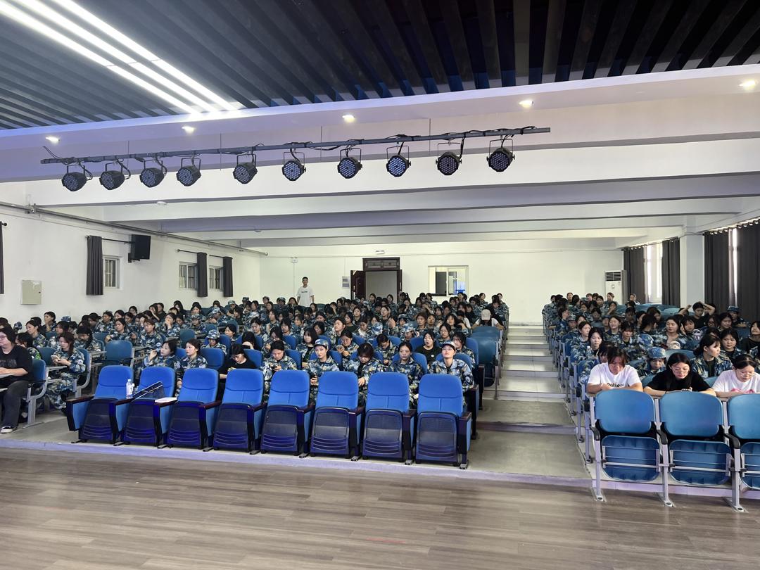 商学院召开2023级新生专业教育会 商学院召开2023级新生专业教育会